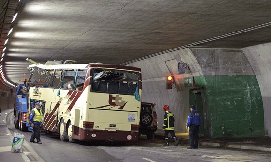 výcai odtahují vrak turistického autobusu z tunelu na dálnici A9 (14. bezna