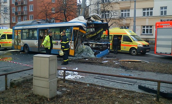 Trolejbus po nárazu do sloupu na Sokolské tíd v Ostrav (11. bezna 2012)