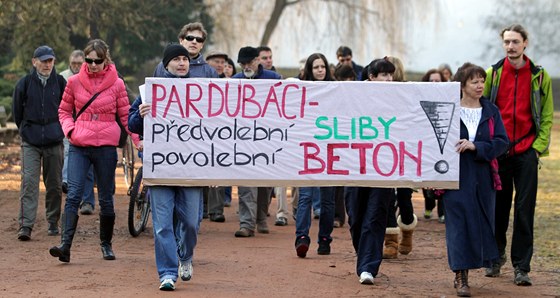 Zhruba ticet lidí se selo v Tyrových sadech, aby protestovali proti kácení...