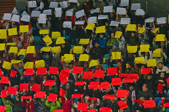 Fanouci hradeckého hokejového klubu zatím vytáhnou barvy jen v malé hale.