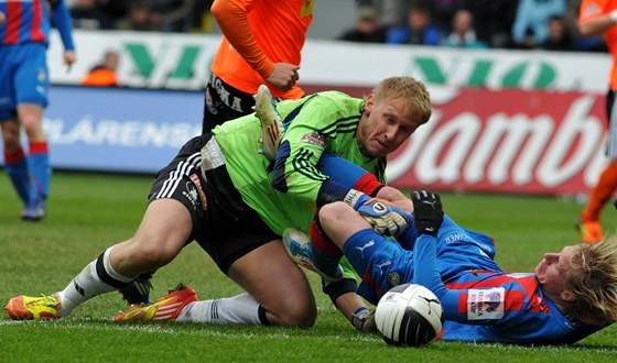 Olomoucký branká Zlámal zasahuje proti plzeskému Rajtoralovi. Jarní duel skonil pekvapivým vítzstzvím Olomouce 4:0.