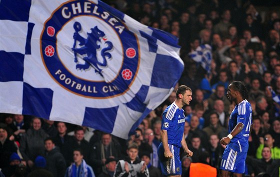 Fotbalisté Chelsea chtjí podruhé v historii postoupit do finále Ligy mistr.