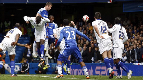 Fotbalisté Leicesteru (v bílém) v utkání Anglického poháru s Chelsea na jae 2012.