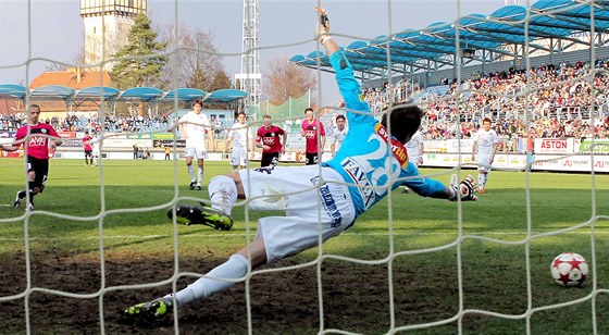 INKASOVAL Z PENALTY. Milan Hea, branká Slovácka, na umístnou stelu z