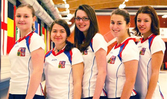 eské juniorské reprezentantky v curlingu: zleva Zuzana Hájková, Iveta