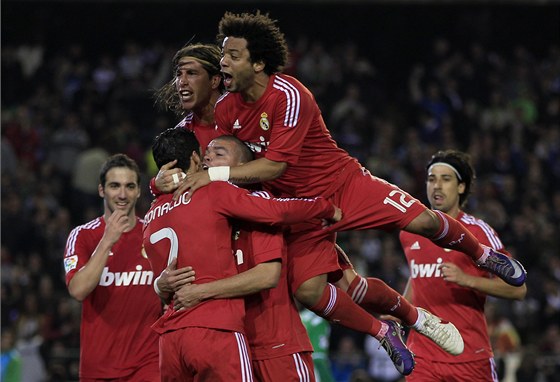 Hrái Realu Madrid se radují z gólu. Autorem branky je Cristiano Ronaldo (zády