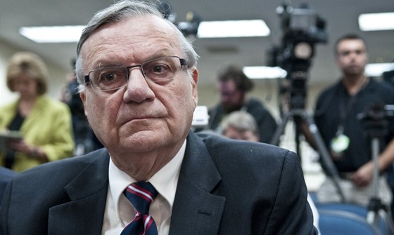 Joe Arpaio na tiskové konferenci zpochybnil pravost rodného listu Baracka Obamy