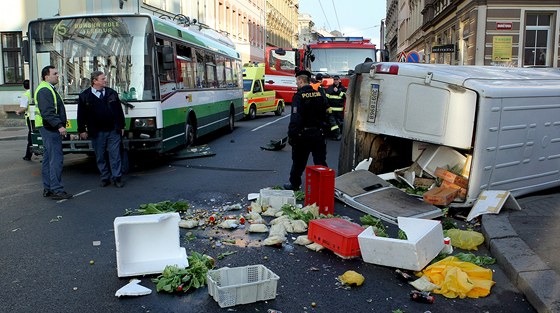 Sráka trolejbusu a dodávky v Tylov ulici v Plzni.