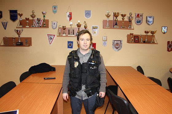 V policejní vest klesnete do kolen. Celá tahle vc váí skoro deset kilogram.