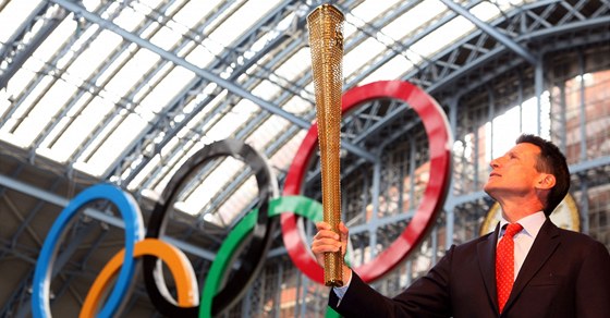 Takhle pózoval éf organizaního výboru londýnské olympiády Sebastian Coe s pochodní pro olympijskou tafetu. Hry se blíí a vy jste soutili o zájezd do Londýna.