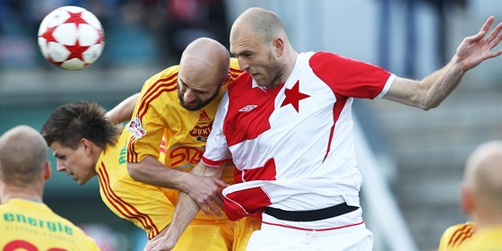 Z beznového zápasu Dukla - Slavia 0:0; domácí Jan Vorel (vlevo) v hlavikovém souboji s Martinem Latkou