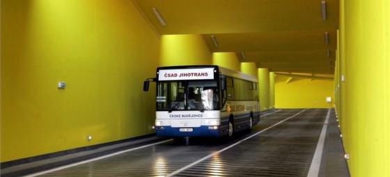 Autobusy v Budjovicích budou mít na kiovatkách pednost ped auty a chodci. (Ilustraní snímek)