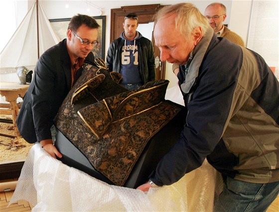 Maik Reichel (zcela vlevo) z muzea v nmeckém Lützenu balí do speciální bedny