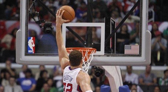 Blake Griffin z LA Clippers smeuje do koe Bostonu.