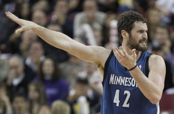 Kevin Love z Minnesoty Timberwolves vrhá zlostné pohledy.