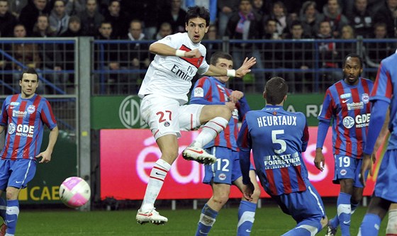 TREFA. Javier Pastore z týmu Paris Saint-Germain (v bílém) stílí gól do sít