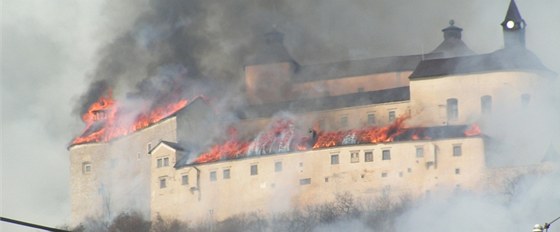 Rozsáhlý poár slovenského stedovkého hradu Krásna Hôrka