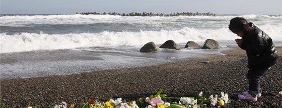 Japonská dívenka se modlí pi píleitosti prvního výroí tsunami a...