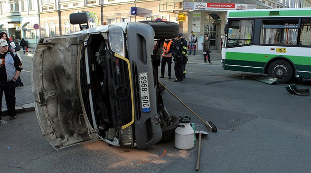 Sráka trolejbusu a dodávky v Tylov ulici v Plzni.