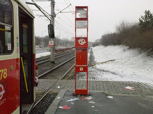 Tramvajovou zastávku U Libuského potoka zniili vandalové.