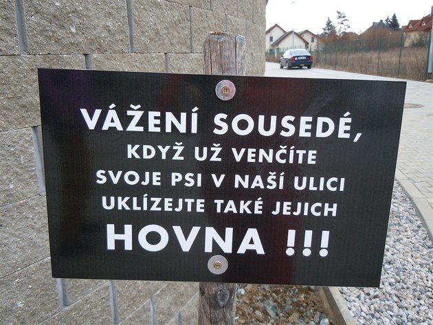 Cedule v Újezdu u Prhonic osobit upozoruje lidi, aby uklízeli po svých psech.