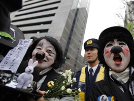 "Pry s jádrem", kií japontí protestující ped budovou tokijské...