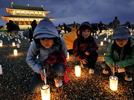 Bhem piety v historickém mst Nara zapalovaly svíky za obti i dti.