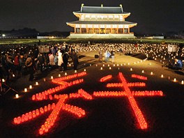 Lidé ze svíek vytvoili symbol kizuny, který vyjaduje nerozdlitelné pouto...