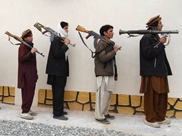 Nkdejí bojovníci Talibanu dobrovoln skládají zbran. Více ne dv st...