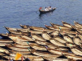 Loky bangladéských rybá blokují dopravu na bezích eky Buriganga v Dháce.
