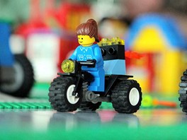 Piblin 70 dt se podlelo na stavb msteka ze stavebnice Lego na ploe 12...