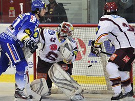 Jakub Svoboda z Brna (vlevo) dává druhý gól Komety do brány sparanského...