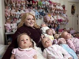 Anglianka Viki Andrewsová (19) se svými 97 reborn panenkami v celkové hodnot