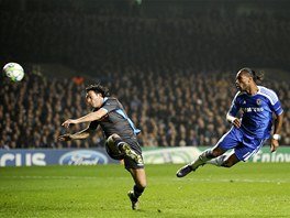 TREFA AFRICKÉHO STELCE. Didier Drogba hlavikuje do branky Neapole a Chelsea...