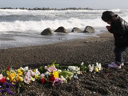 Japonská dívenka se modlí pi píleitosti prvního výroí tsunami a...