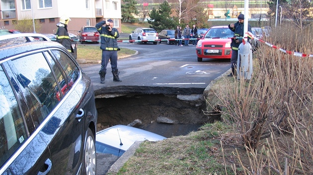 Pivolaní hasii nehodu zdokumentovali, poté auto vytáhli jeábem.