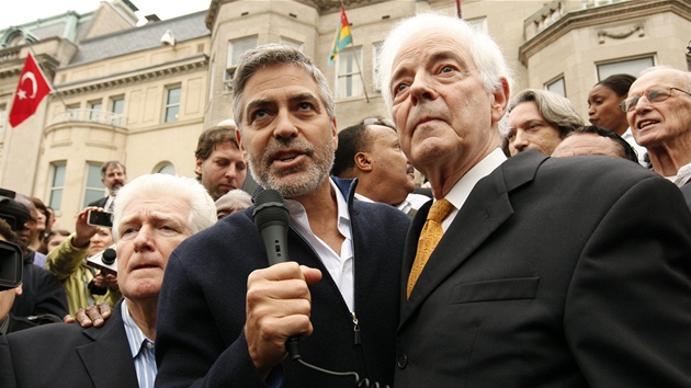 George Clooney agituje ped sdnskou ambasdou ve Washingtonu proti Barov reimu. Po jeho pravici stoj jeho otec Nick (16. bezna 2012)