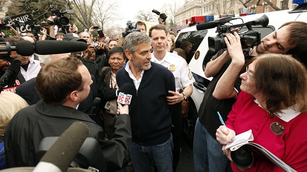 Policie zatk americkho herce George Clooneyho (16. bezna 2012)