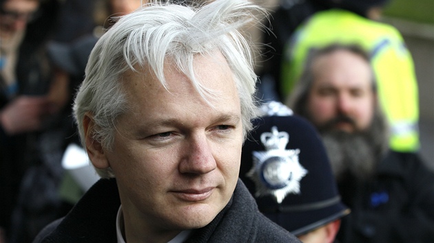 Julian Assange pichz k londnskmu soudu. (1. nora 2012)