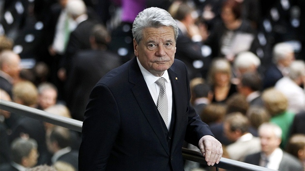 Joachim Gauck pihlíí volb nmeckého prezidenta. (18. bezna 2012)