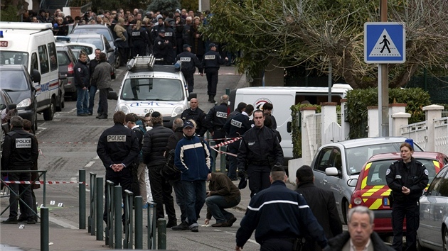 Francouzsk policie ped idovskou kolou Toulouse, kde neznm tonk zastelil dv dti. (19. bezna 2012) 