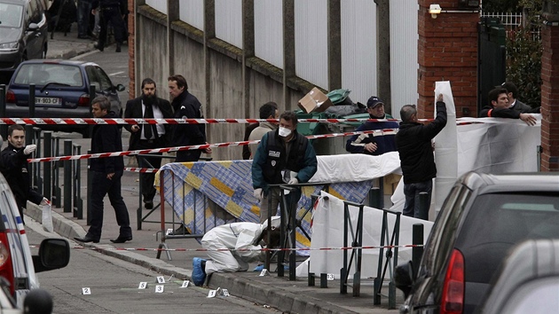Francouzsk policie ped idovskou kolou Toulouse, kde neznm tonk zastelil dv dti. (19. bezna 2012)