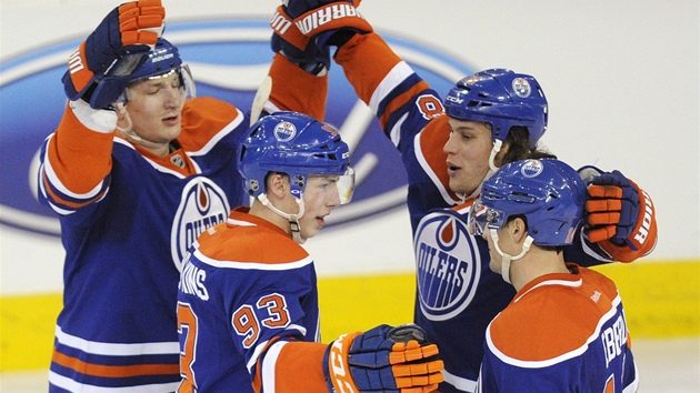 Hri Edmontonu oslavuj gl. Zleva: Ladislav md, Ryan Nugent-Hopkins, Ryan Jones a Jordan Eberle.