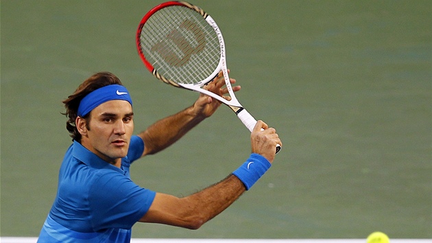 Roger Federer odvrací útok Brazilce Thomaze Bellucciho.