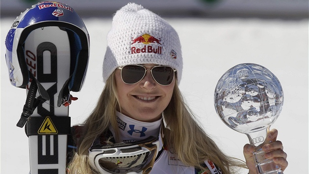 Lindsey Vonnová pózuje s glóbusem za superobí slalom.