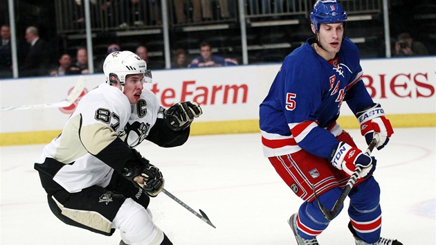 Sidney Crosby (vlevo) z Pittsburghu a Dan Girardi z NY Rangers.