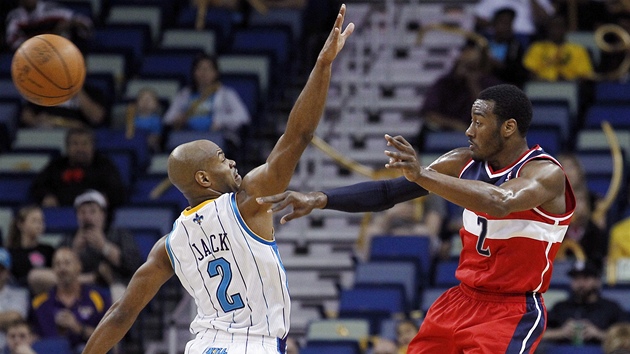John Wall z Washingtonu přihrává přes Jarretta Jacka z New Orleans. John Wall z Washingtonu přihrává přes Jarretta Jacka z New Orleans.