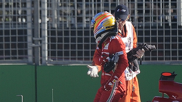 ZPACKANÁ KVALIFIKACE. Hvzda týmu Ferrari Fernando Alonso v Melbourne chybovala