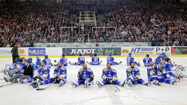 VTZN KRUH. Hokejist Komety Brno slav spolen s fanouky senzan postup pes Spartu do semifinle play-off extraligy.