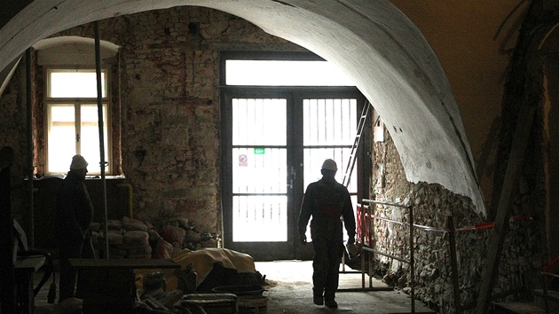 Archeologové dokonili przkum Základní umlecké koly na Masarykov námstí v